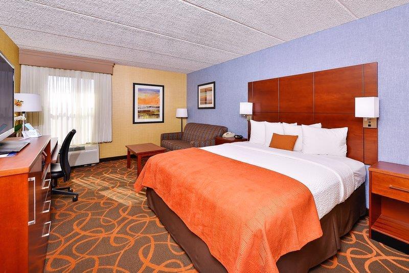 Best Western Plus Fresno Airport Hotel Room photo